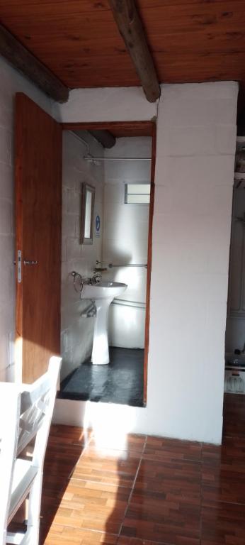 a bathroom with a sink and a bath tub at Cabaña "Bienestar" vista a las sierras, cerca del rio en La Serranita in Alta Gracia