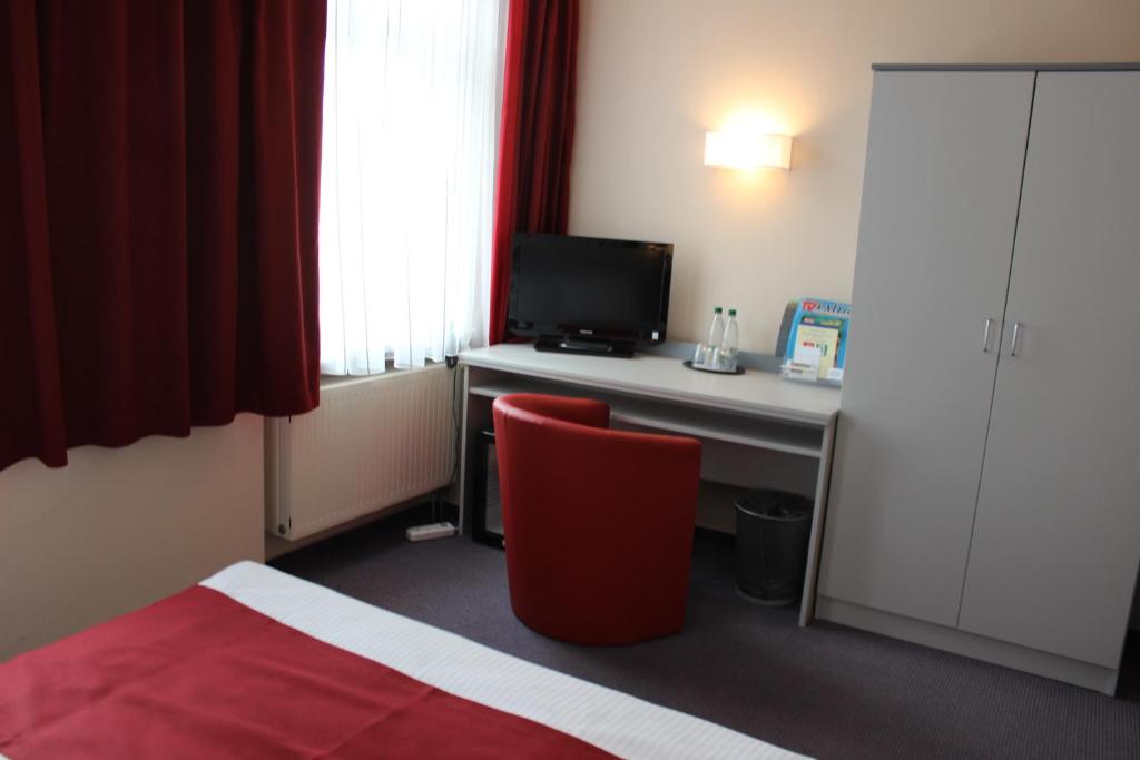TV a/nebo společenská místnost v ubytování APARTHOTEL 1A