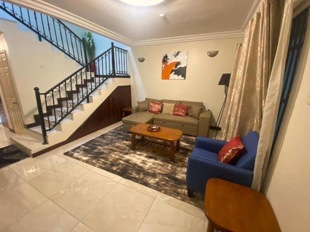 ein Wohnzimmer mit einem Sofa und einem Tisch in der Unterkunft 3XN Homes in Taifa