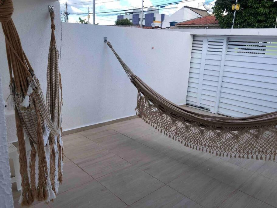 eine Hängematte, die an der Seite einer Wand hängt in der Unterkunft CASA PARA TEMPORADA CAMPINA GRANDE! in Campina Grande