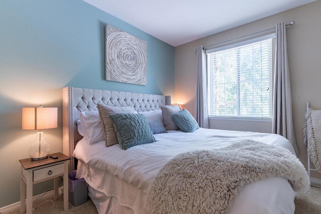 Postel nebo postele na pokoji v ubytování Luxury Modern Suite, Kingbed, Fast Wifi