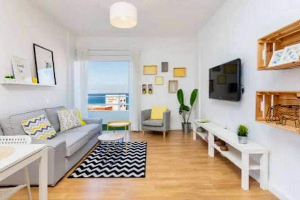 - un salon avec un canapé et une télévision dans l'établissement Apartamento en Candelaria, à Candelaria