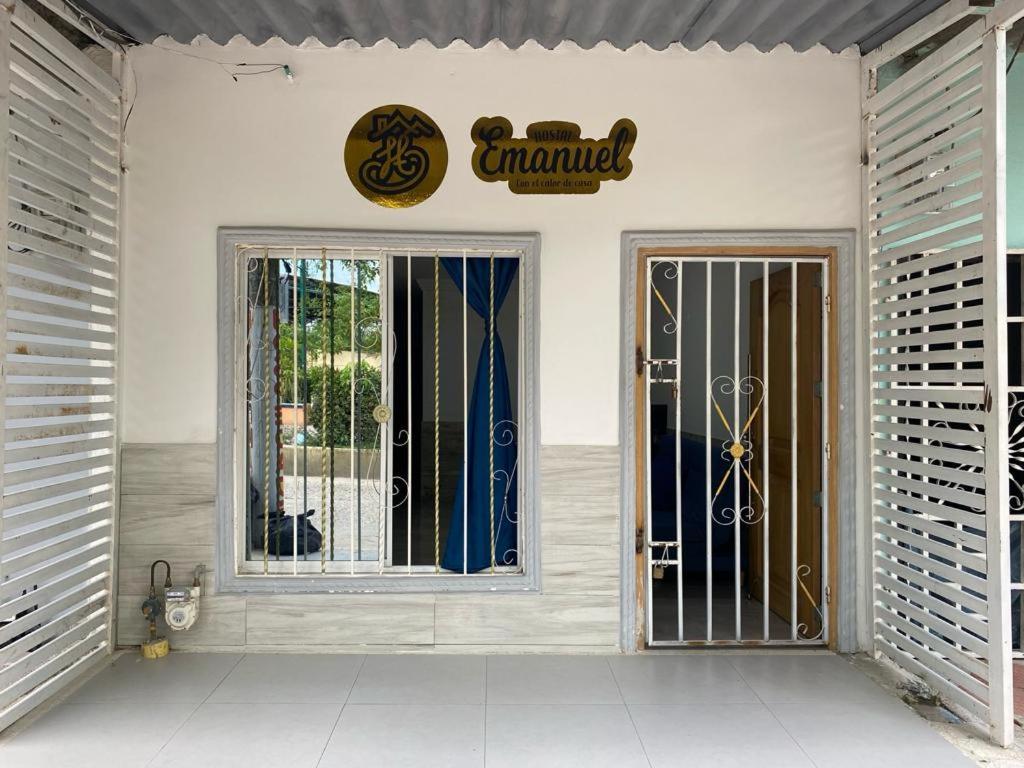 Zugang zu einem Zimmer mit einem Tor und einem Fenster in der Unterkunft Hostal Emanuel in Aracataca