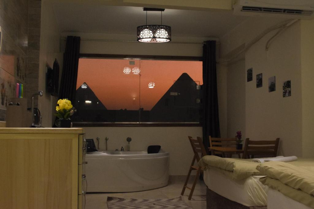 Hotel Pyramids view & jacuzzi, Cairo, Egypt