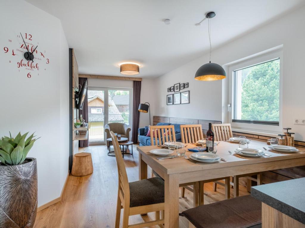 een eetkamer en een woonkamer met een tafel en stoelen bij Ski Nature Apartment Lungau Top 15 in Mauterndorf