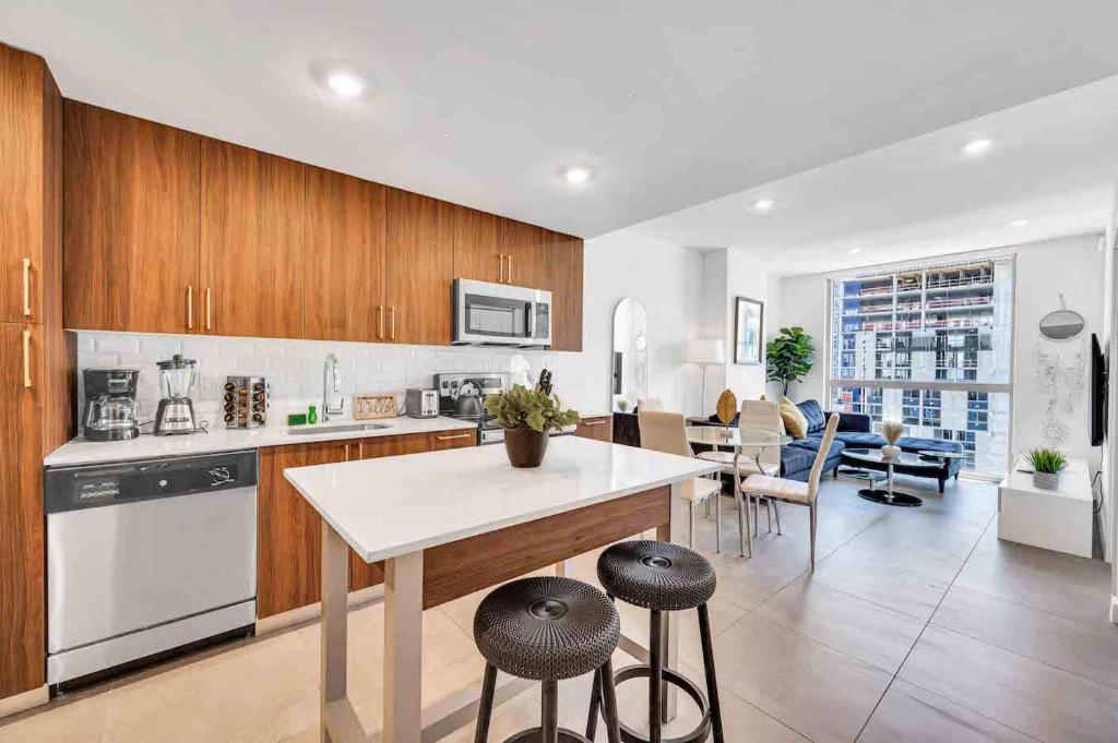 a kitchen with a table and some chairs in it at Wonderful Unit In Downtown Miami With Free Parking in Miami