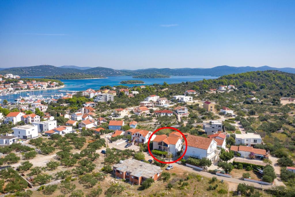 een luchtbeeld van een huis met een rode cirkel bij Apartments with parking space Jezera, Murter - 5133 in Jezera