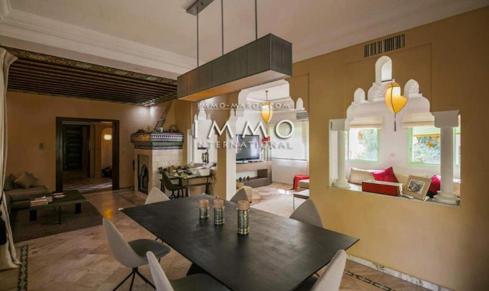 een woonkamer met een eettafel en een woonkamer bij Place of happiness in Marrakesh