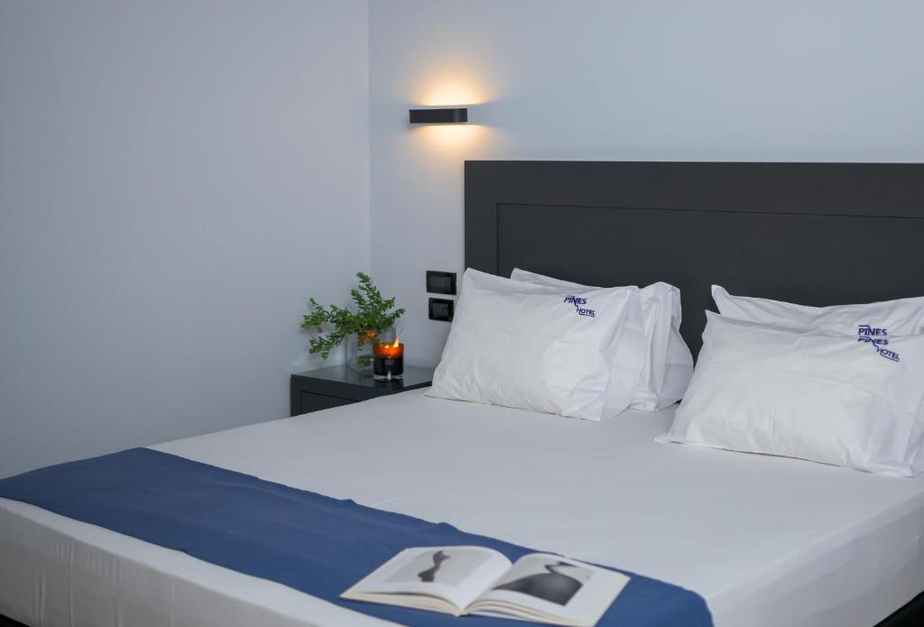 Postel nebo postele na pokoji v ubytování Pines Hotel