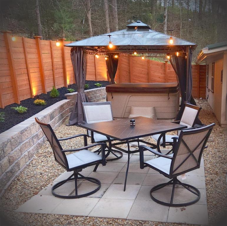patio ze stołem, krzesłami i altaną w obiekcie Stay at The Retreat! Gatlinburg-Dollywood w mieście Sevierville