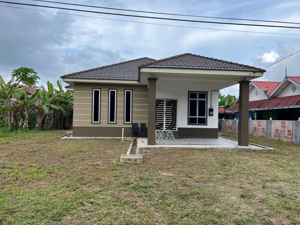 uma casa pequena é ideal para uma família de quatro em Amir homestay kg pandan em Kuantan