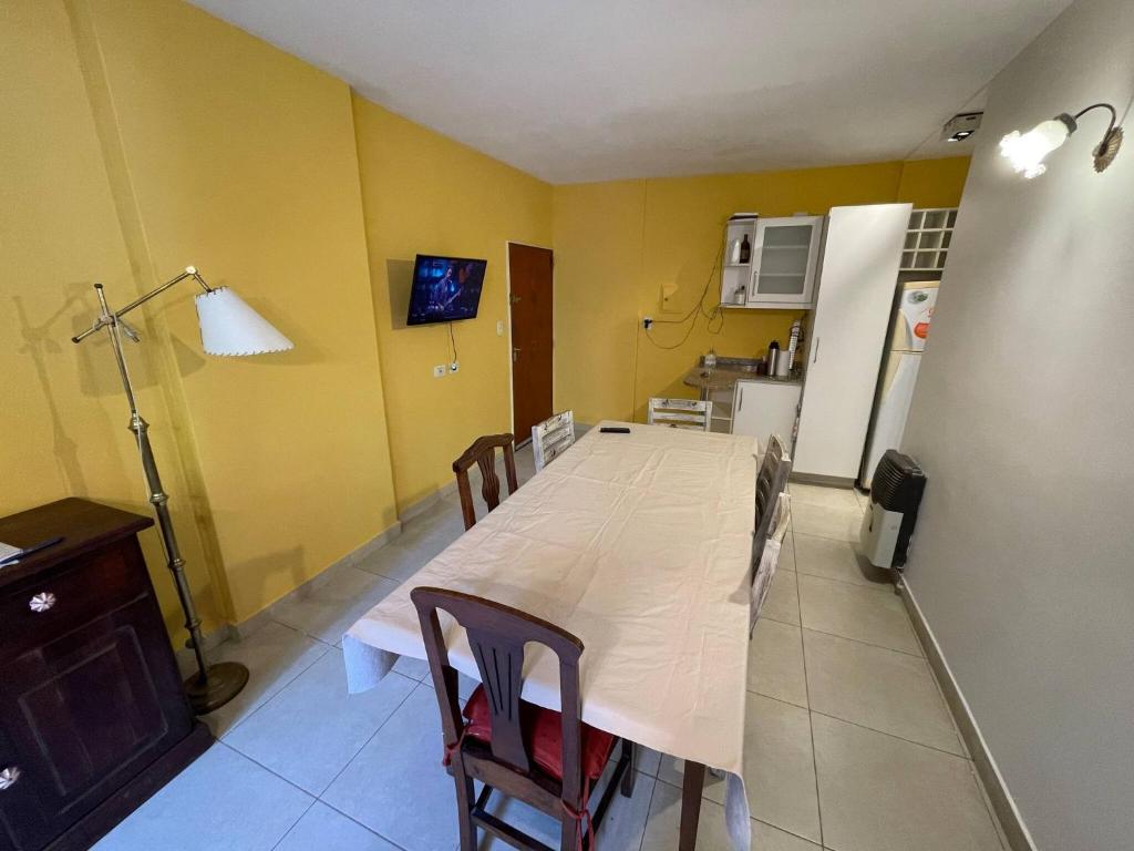 cocina con mesa y sillas en una habitación en Comodo Y Acogedor Departamento En La Boca en Buenos Aires
