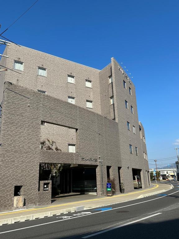 un gran edificio de ladrillo en el lateral de una calle en Hotel Lakeland Hikone, en Hikone