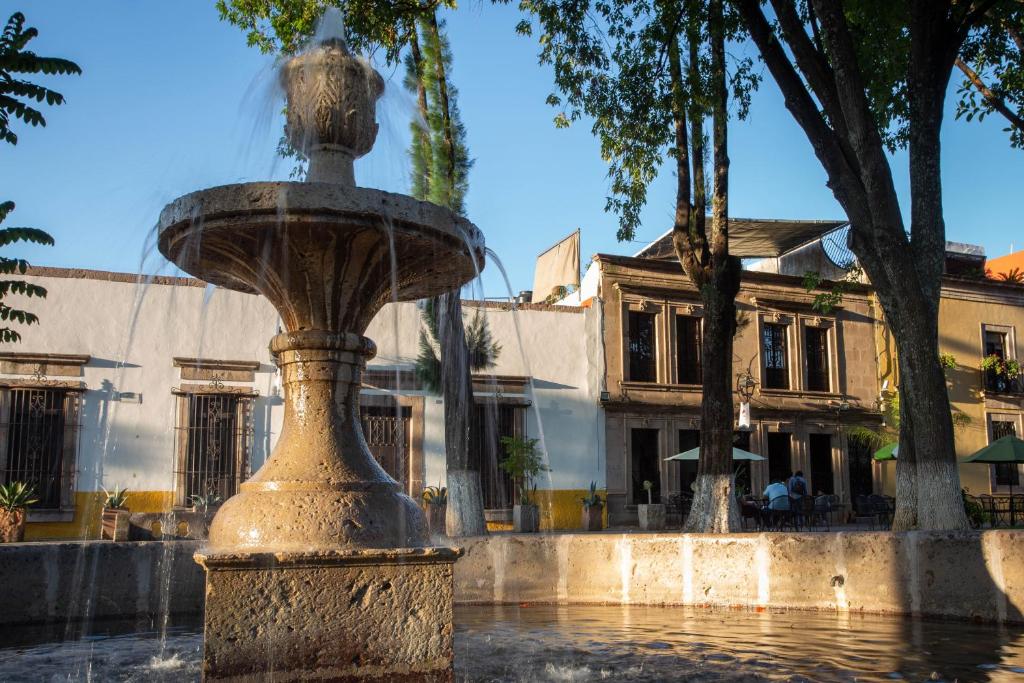una fuente de agua frente a un edificio en Precioso Departamento en Morelia