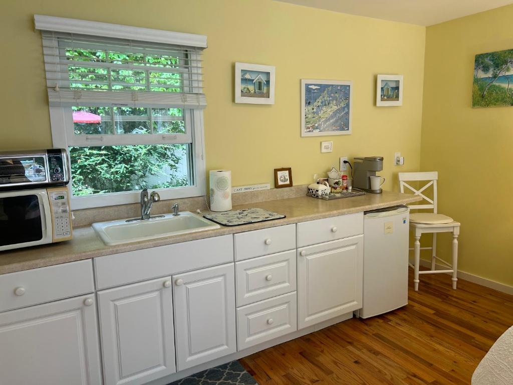 Kuchyň nebo kuchyňský kout v ubytování Hamptons private guest cottage