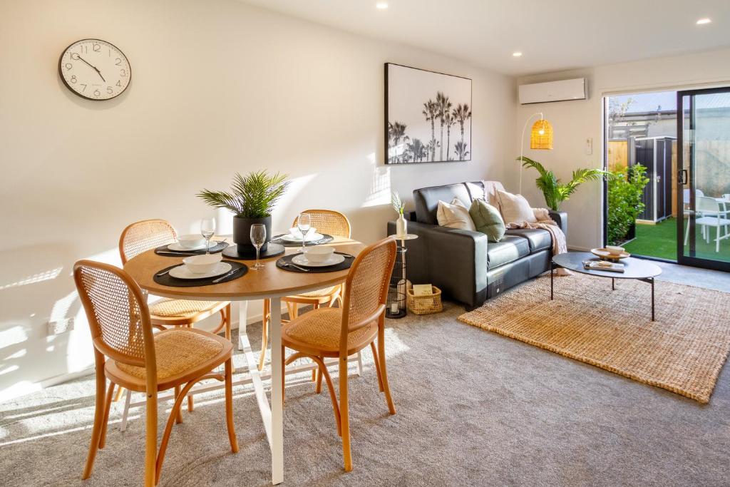 Posezení v ubytování Garden City Getaway 2 bed with sofa bed 1 bath