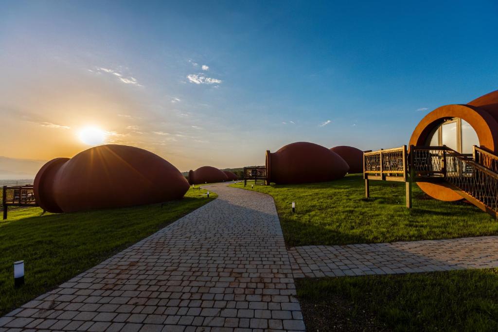 Východ nebo západ slunce při pohledu z hotelu nebo okolí