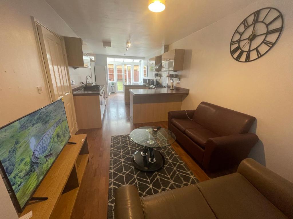 5 Bedroom Modern home, Peterborough (updated prices 2024)