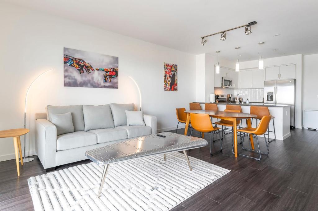 sala de estar con sofá y mesa en Brand New Luxury Apartment WeHo, en Los Ángeles