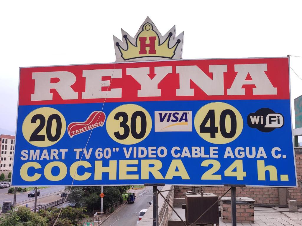 um sinal para um restaurante com um sinal de regina em Hostal Reyna em Lima