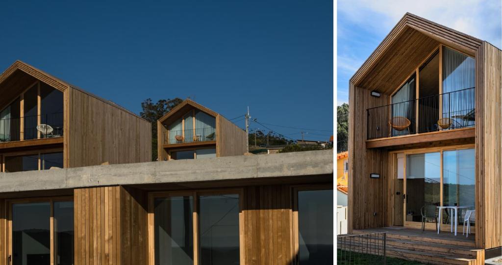 drewniany dom ze szklanymi oknami i tarasem w obiekcie Doniños Nature w mieście A Coruña