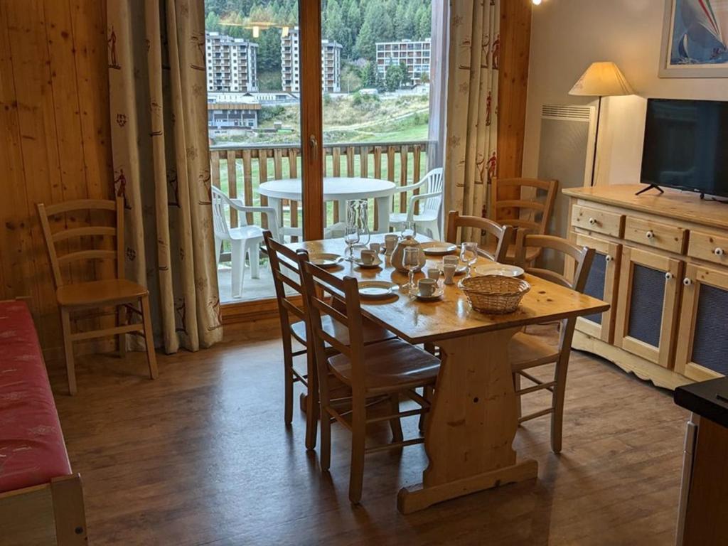une salle à manger avec une table, des chaises et une télévision dans l'établissement Appartement lumineux 6 pers, pied des pistes, commerces, bien équipé - FR-1-262-184, à Orcières