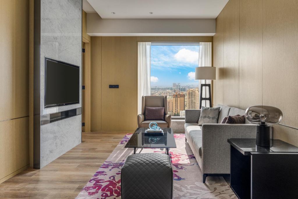 TV a/nebo společenská místnost v ubytování Kaohsiung Marriott Hotel