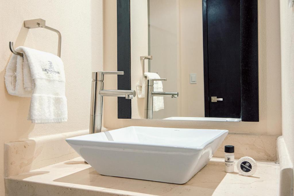 Koupelna v ubytování Sendero Hotel