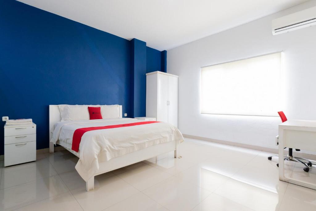 RedDoorz Plus near Living Plaza Jababeka