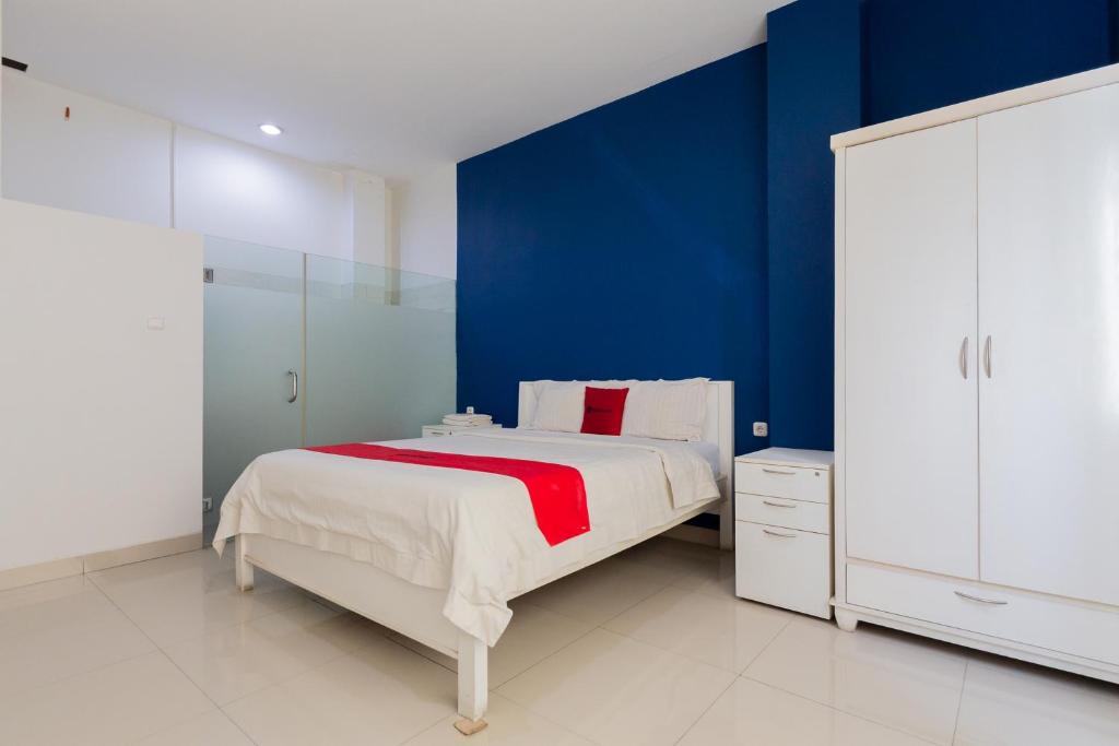 RedDoorz Plus near Living Plaza Jababeka - Tweepersoonskamer