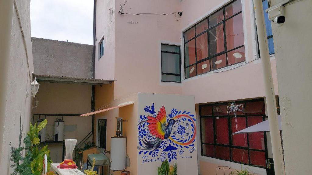un edificio con una pintura a un lado. en Casa El Colibrí CEC, en Tehuacán
