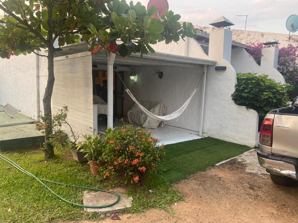 une maison avec un hamac dans le garage dans l'établissement Country village San Bernardino, à San Bernardino