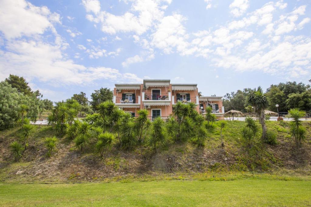 une maison au sommet d'une colline avec des arbres dans l'établissement Xristina, à Dafnila