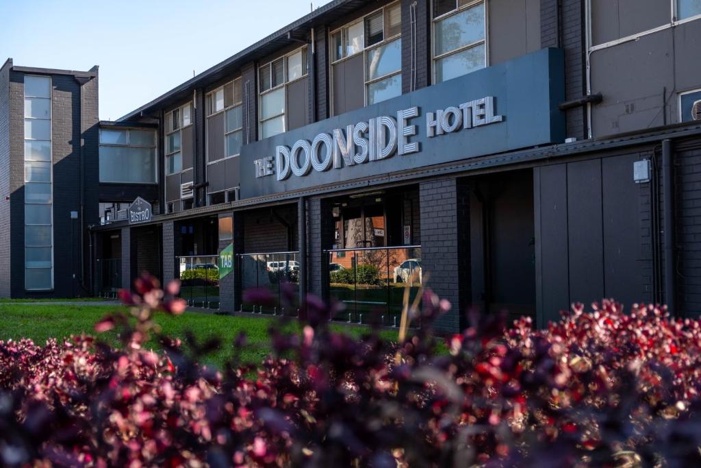 Doonside的住宿－Doonside Hotel，一座建筑,上面有读过末日酒店的标志