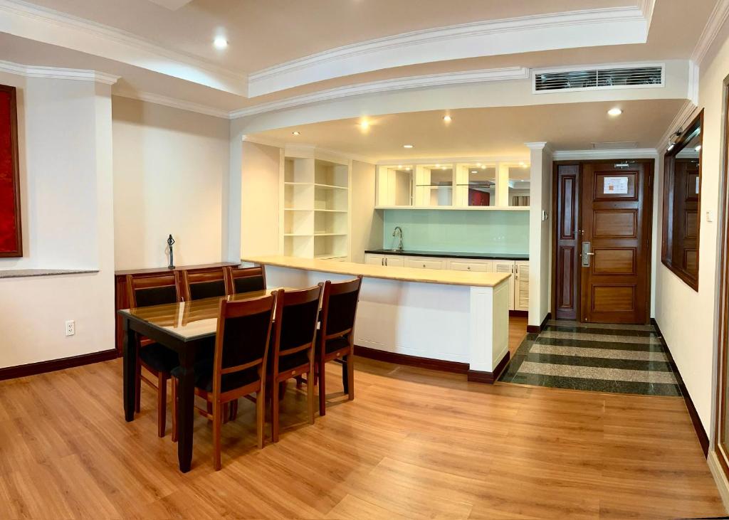 A suite-style dining and kitchenette area with a six-seat table.