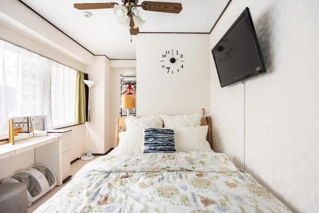 A bed or beds in a room at TOKYO Secret house 201