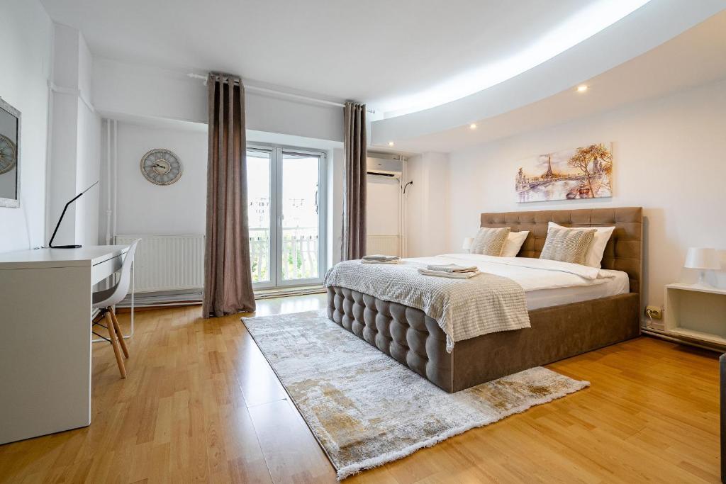 Ένα ή περισσότερα κρεβάτια σε δωμάτιο στο Old City Center River View-4BR-Parliament-Metro-Park