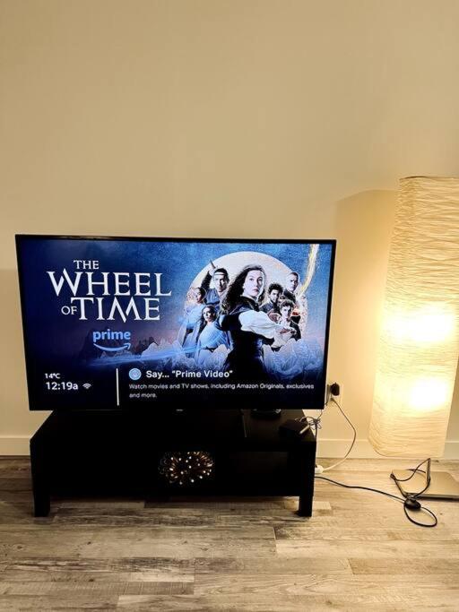 TV a/nebo společenská místnost v ubytování Walking distance to St Boniface, easy parking
