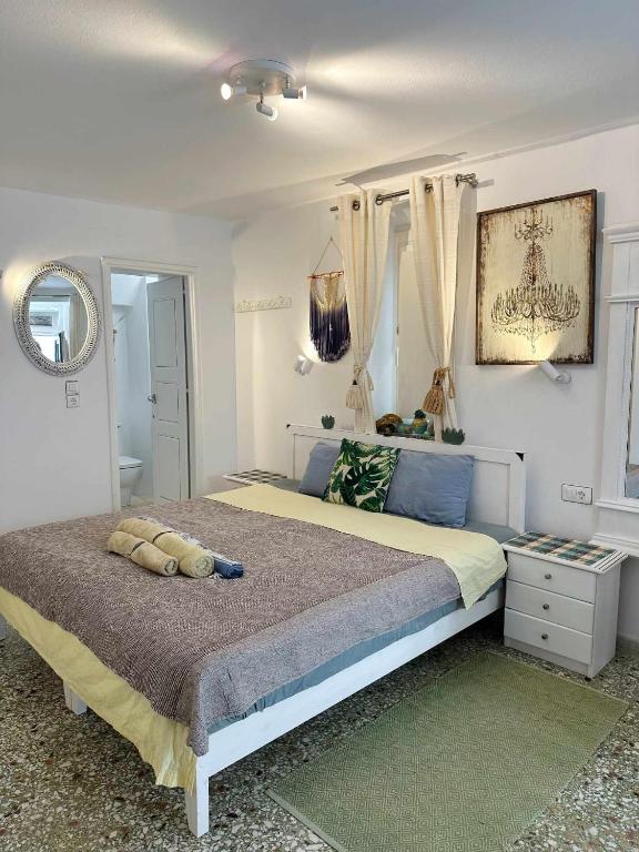 米克诺斯城Terra Nova的卧室里有一张床，床上放着一只泰迪熊。