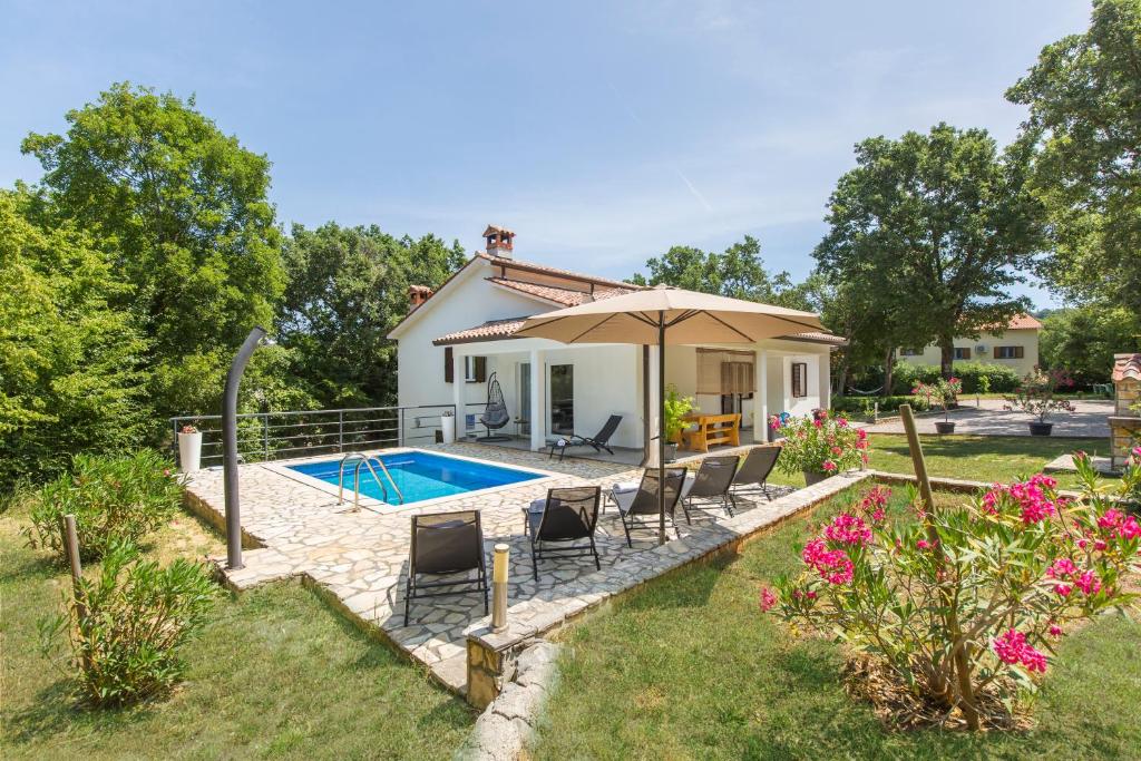 Bazén v ubytování Holiday Home Rea nebo v jeho okolí