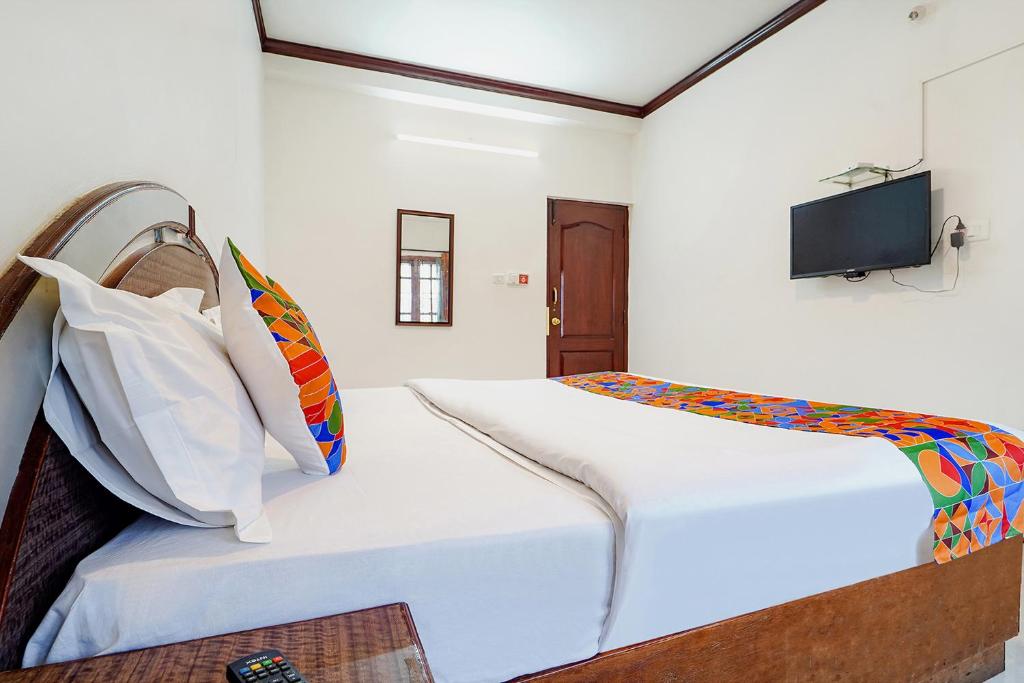 TV a/nebo společenská místnost v ubytování Hotel Orchid Inn