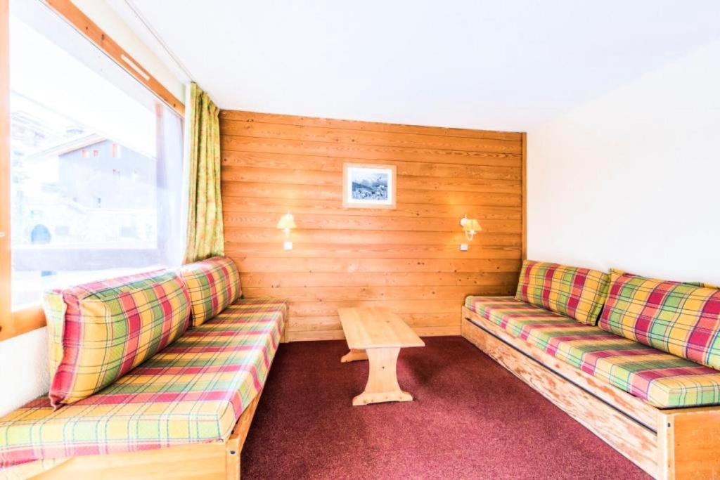 une petite chambre avec deux canapés et une table dans l'établissement Quartier La Forêt - maeva Home - Appartement 2 Pièces 5 Personnes - Confort MAE-1411, à Valmorel
