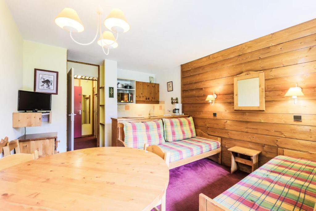 un salon avec un canapé et une table dans l'établissement Quartier La Forêt - maeva Home - Appartement 2 pièces 5 personnes Sélection MAE-8884, à Valmorel