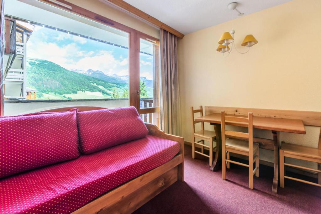 un salon avec un canapé et une table dans l'établissement Quartier Crève Cœur - maeva Home - Studio 3 personnes Sélection MAE-7231, à Valmorel