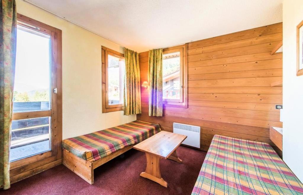 une chambre avec un banc, une table et une fenêtre dans l'établissement Quartier Crève Cœur - maeva Home - Studio 4 Personnes Confort MAE-3073, à Valmorel