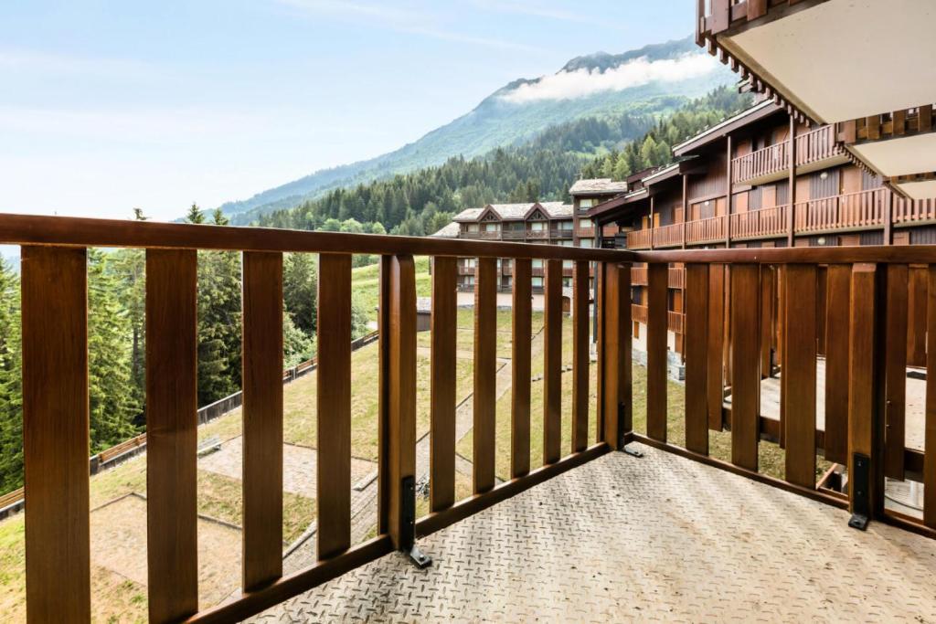 un balcon avec vue sur les montagnes dans l'établissement Quartier Crève Cœur - maeva Home - Appartement 2 pièces 4 personnes - Confort MAE-4002, à Valmorel