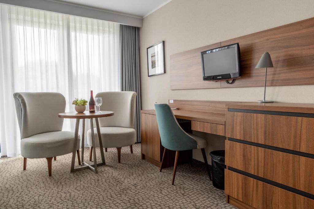 Televízia a/alebo spoločenská miestnosť v ubytovaní Hotel Wolin