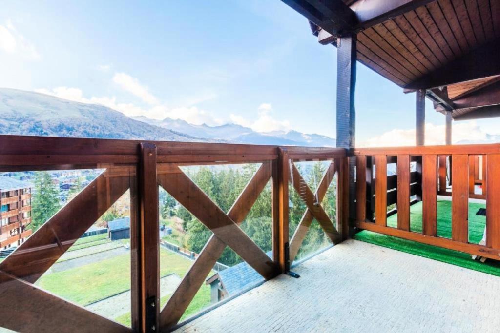un balcon avec vue sur les montagnes dans l'établissement Quartier Crève Cœur - maeva Home - 2 Pièces 6 Personnes Confort MAE-3620, à Valmorel