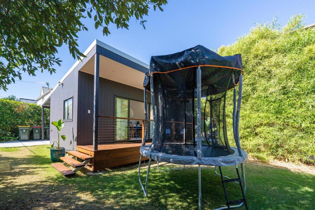 ein kleines Haus mit Trampolin im Hof in der Unterkunft Cozy 1 Bed 1 Bath Tiny Home near CBD in Brisbane