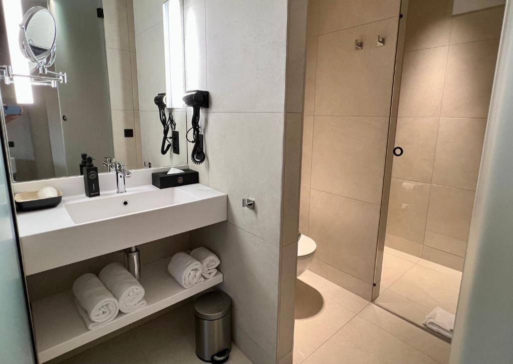Koupelna v ubytování OPO Hotel